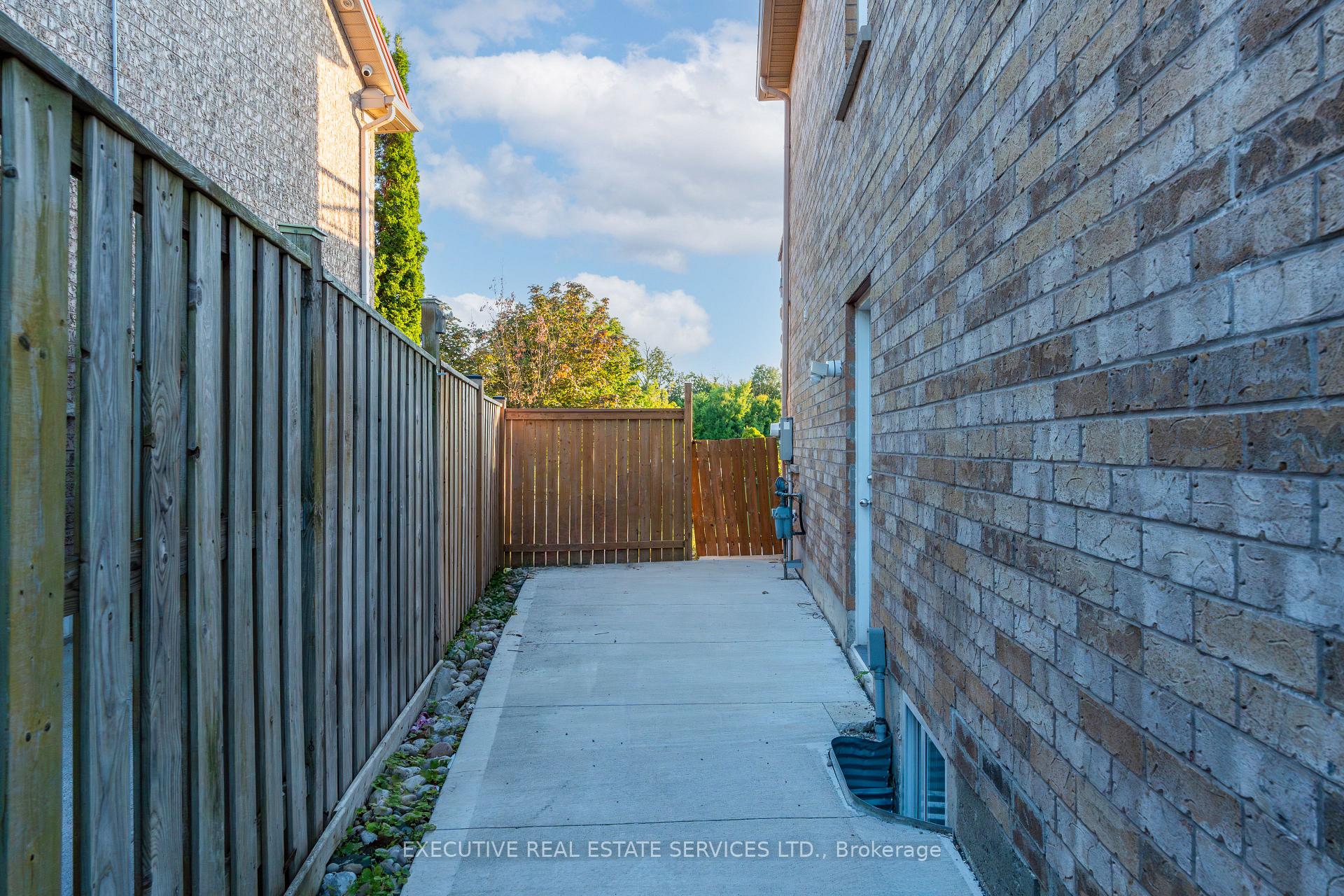 Photo 11 of 47 Beavervalley Drive, Brampton, Fletcher's Meadow — HOMEH
