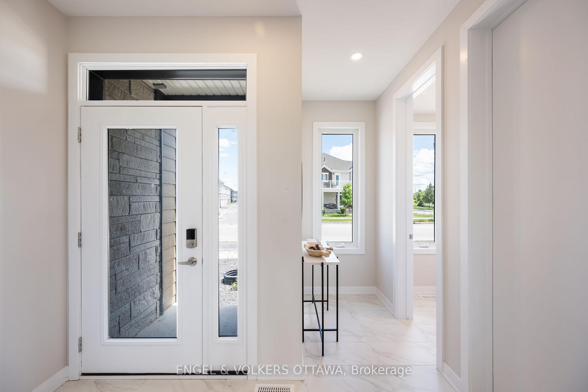 Photo 3 of 1007 Canoe Street, Ottawa, Barrhaven - Heritage Park — HOMEH