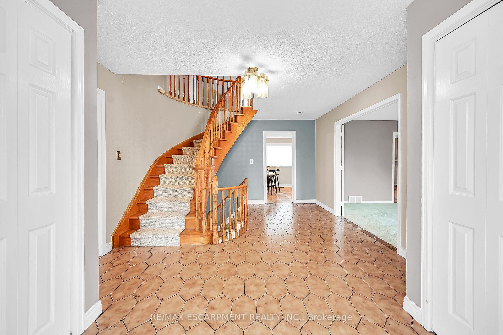 Photo 4 of 1281 Abbey Court, Burlington, Tyandaga — HOMEH