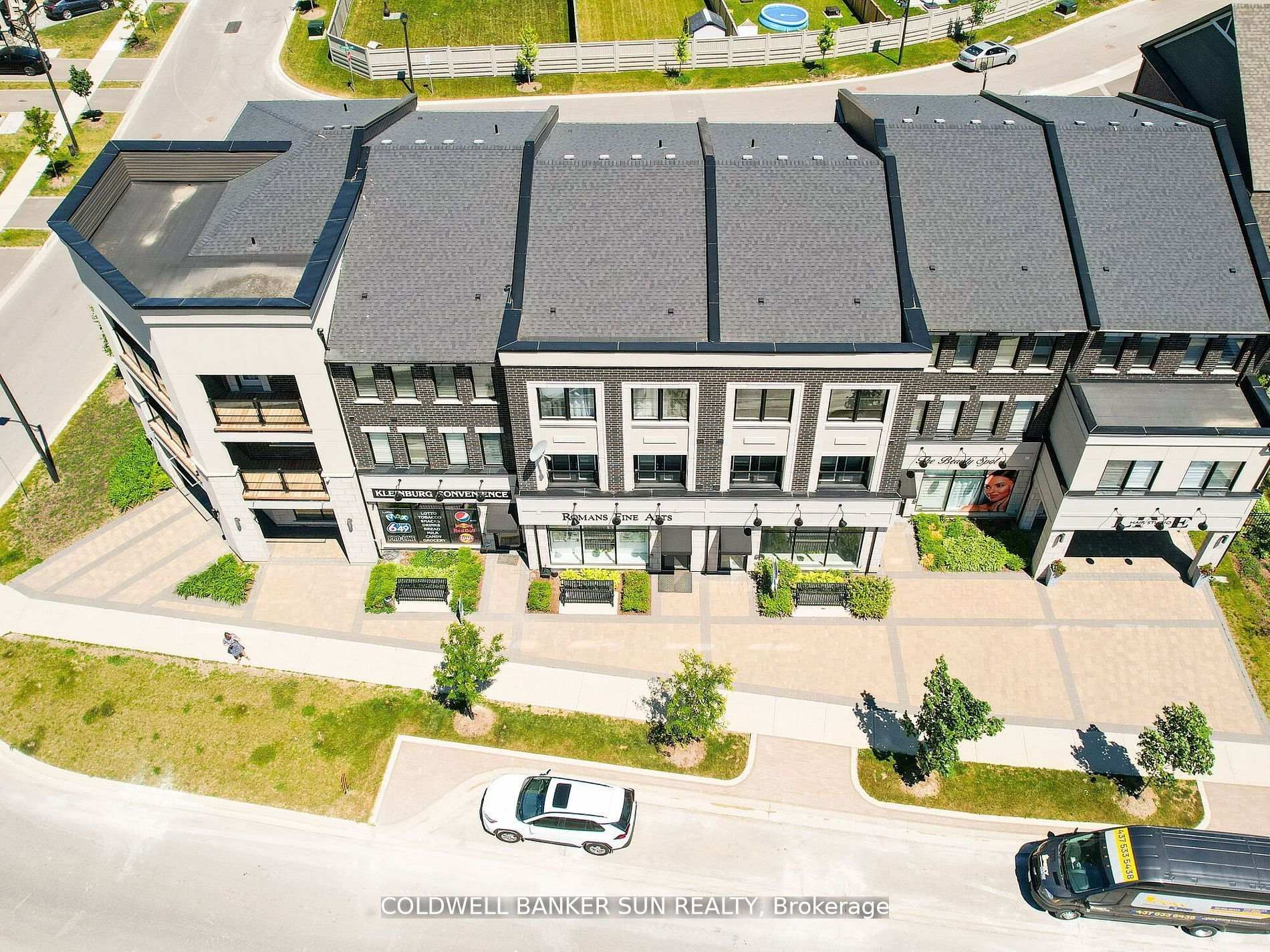Photo 3 of 401 Kleinburg Summit Way, Vaughan, Kleinburg — HOMEH
