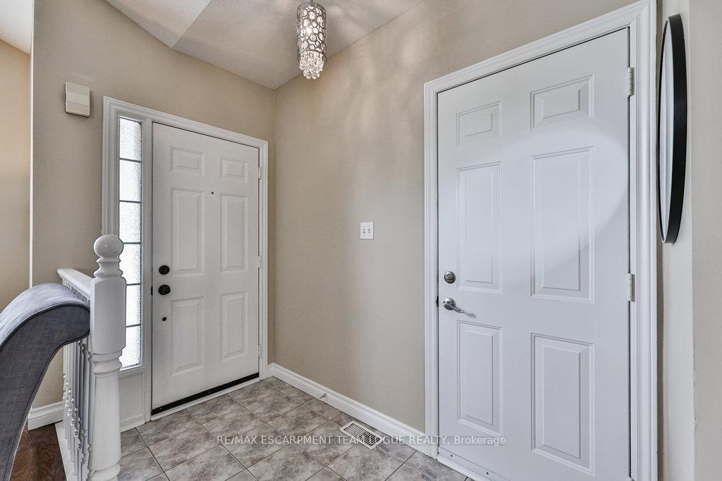 Photo 3 of 2911 Darien Road, Burlington, Rose — HOMEH
