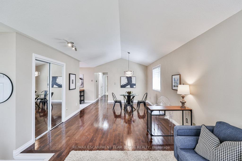Photo 7 of 2911 Darien Road, Burlington, Rose — HOMEH