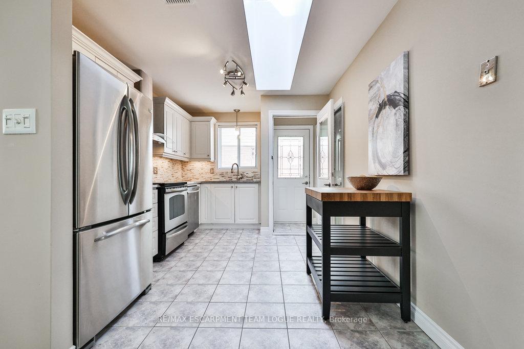 Photo 10 of 2911 Darien Road, Burlington, Rose — HOMEH