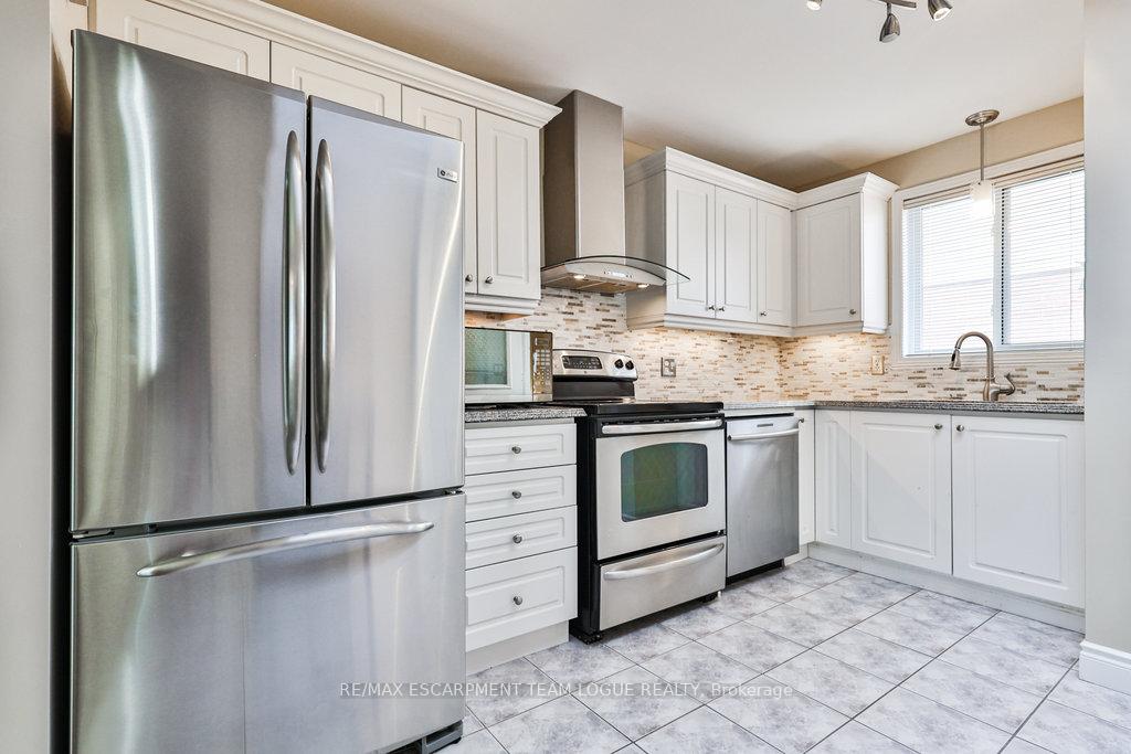 Photo 11 of 2911 Darien Road, Burlington, Rose — HOMEH