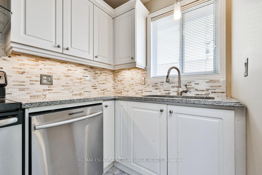 Photo 12 of 2911 Darien Road, Burlington, Rose — HOMEH