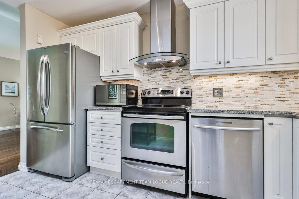 Photo 13 of 2911 Darien Road, Burlington, Rose — HOMEH