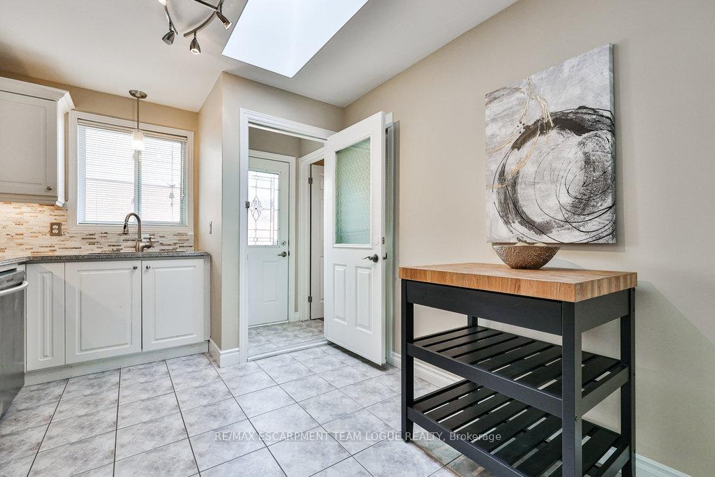 Photo 14 of 2911 Darien Road, Burlington, Rose — HOMEH