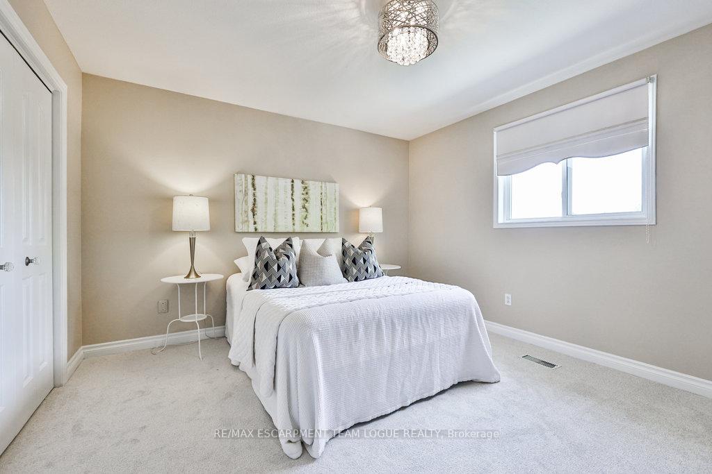Photo 15 of 2911 Darien Road, Burlington, Rose — HOMEH
