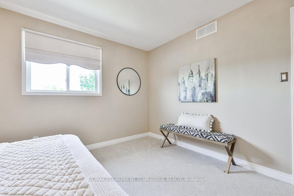 Photo 17 of 2911 Darien Road, Burlington, Rose — HOMEH