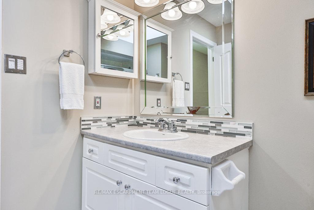 Photo 23 of 2911 Darien Road, Burlington, Rose — HOMEH