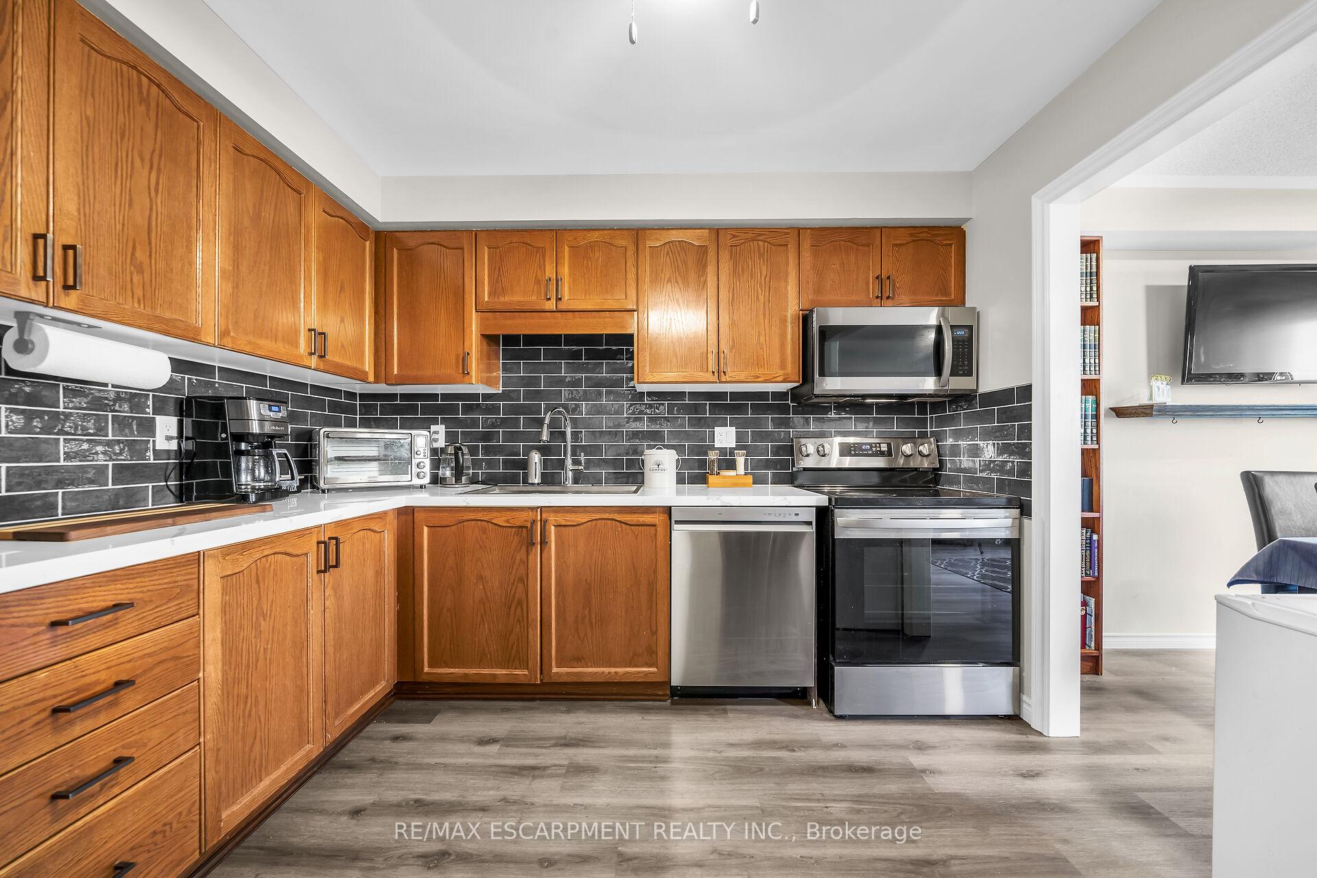 Photo 6 of 5115 Silvercreek Drive, Burlington, Uptown — HOMEH
