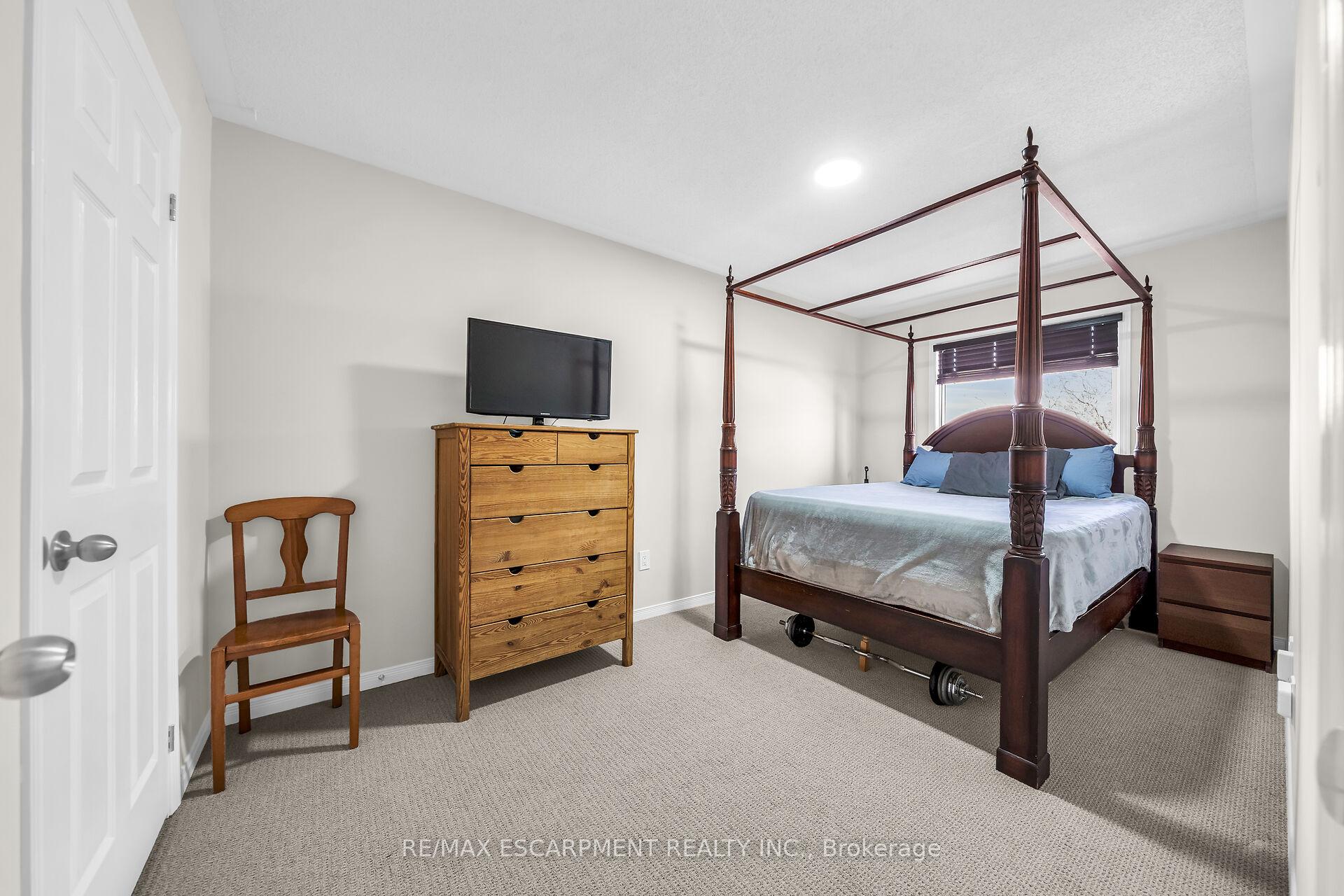 Photo 20 of 5115 Silvercreek Drive, Burlington, Uptown — HOMEH