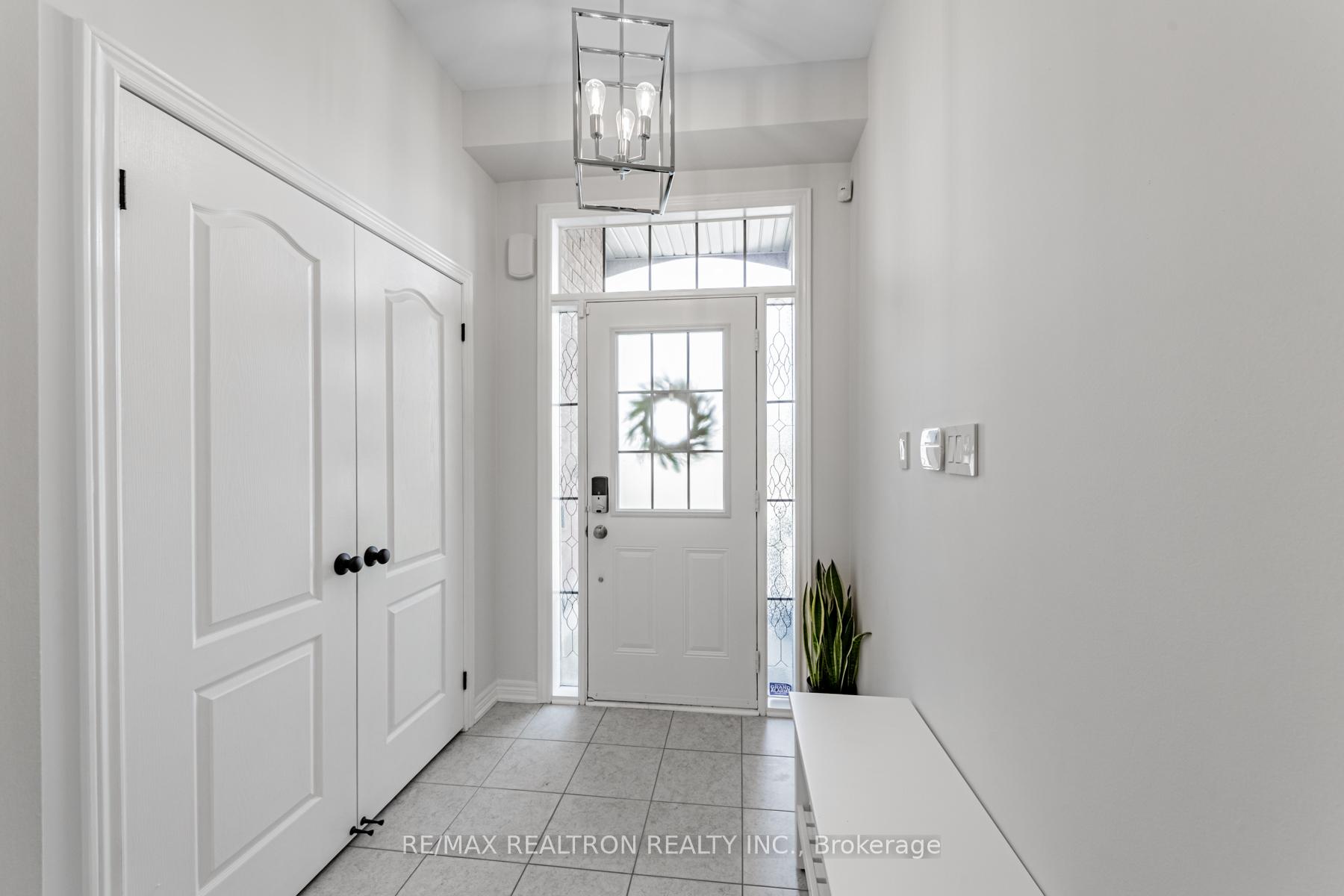 Photo 4 of 17 Sibella Way, Vaughan, Vellore Village — HOMEH