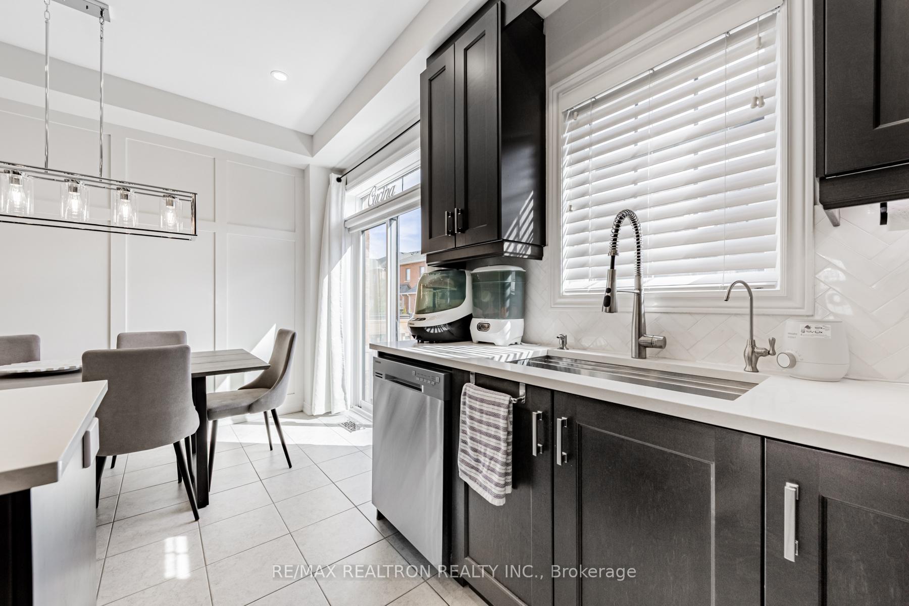 Photo 12 of 17 Sibella Way, Vaughan, Vellore Village — HOMEH