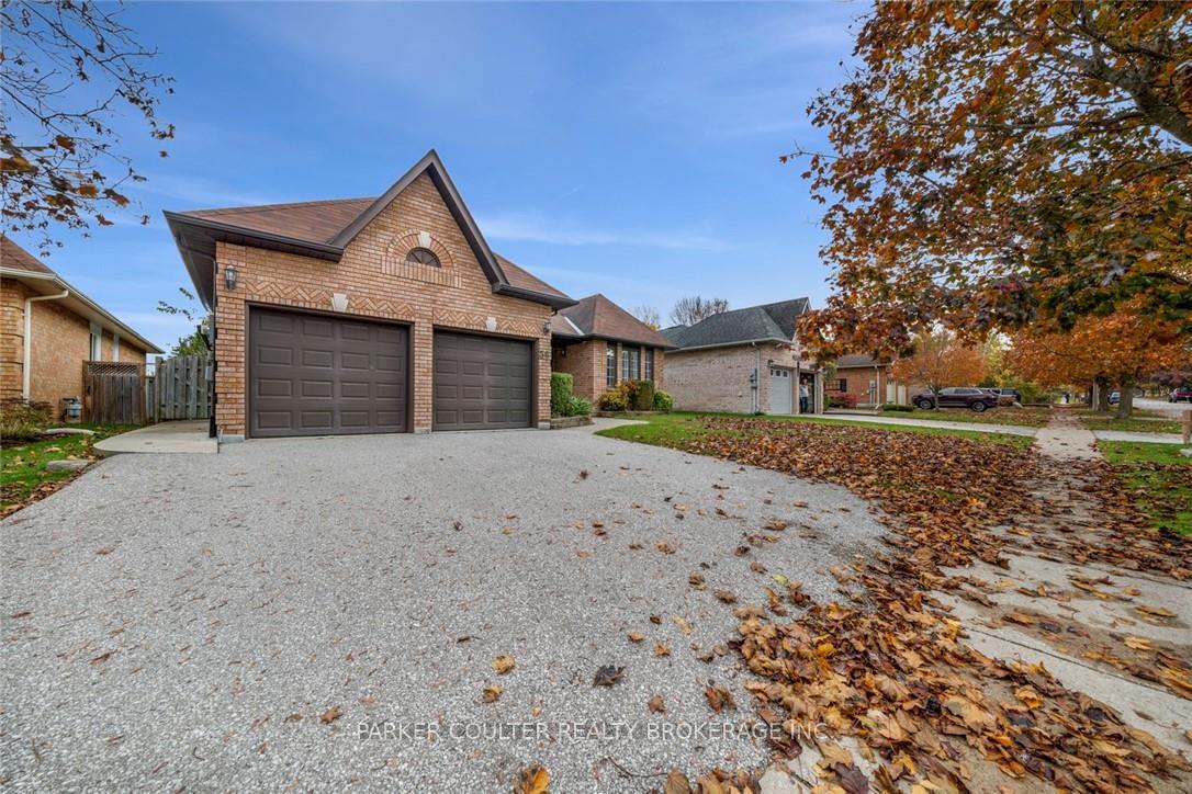 Photo 4 of 56 Bishop Drive, Barrie, Ardagh — HOMEH