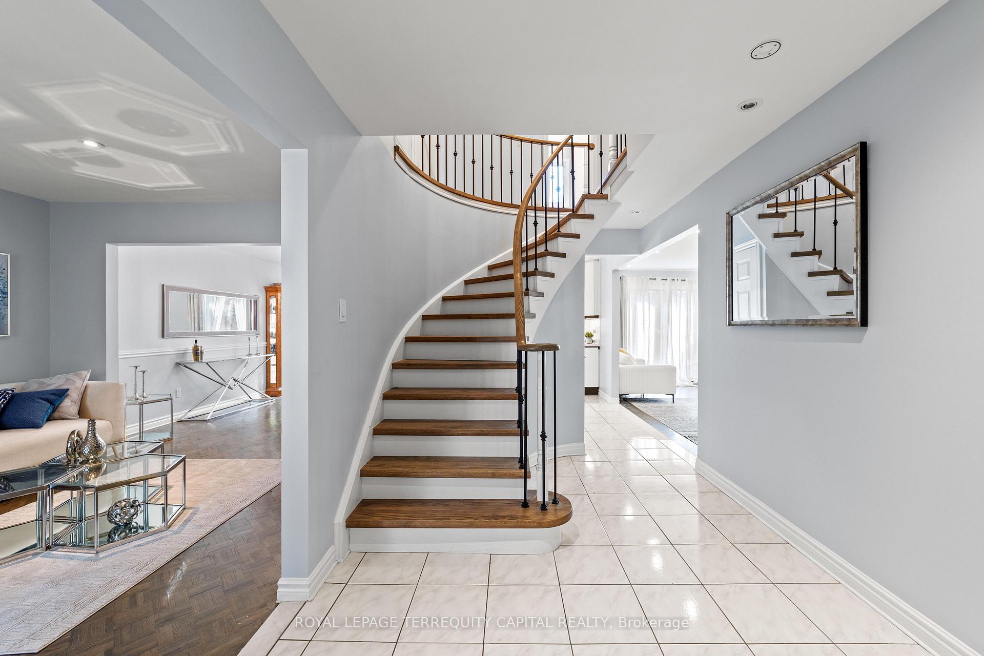 Photo 3 of 9 Torino Place, Vaughan, Glen Shields — HOMEH