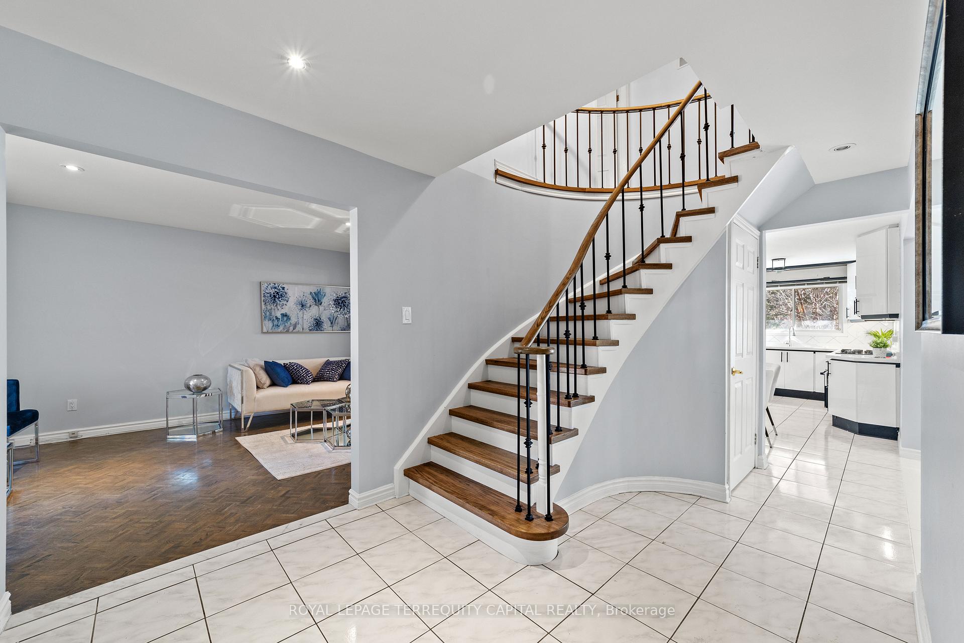 Photo 4 of 9 Torino Place, Vaughan, Glen Shields — HOMEH