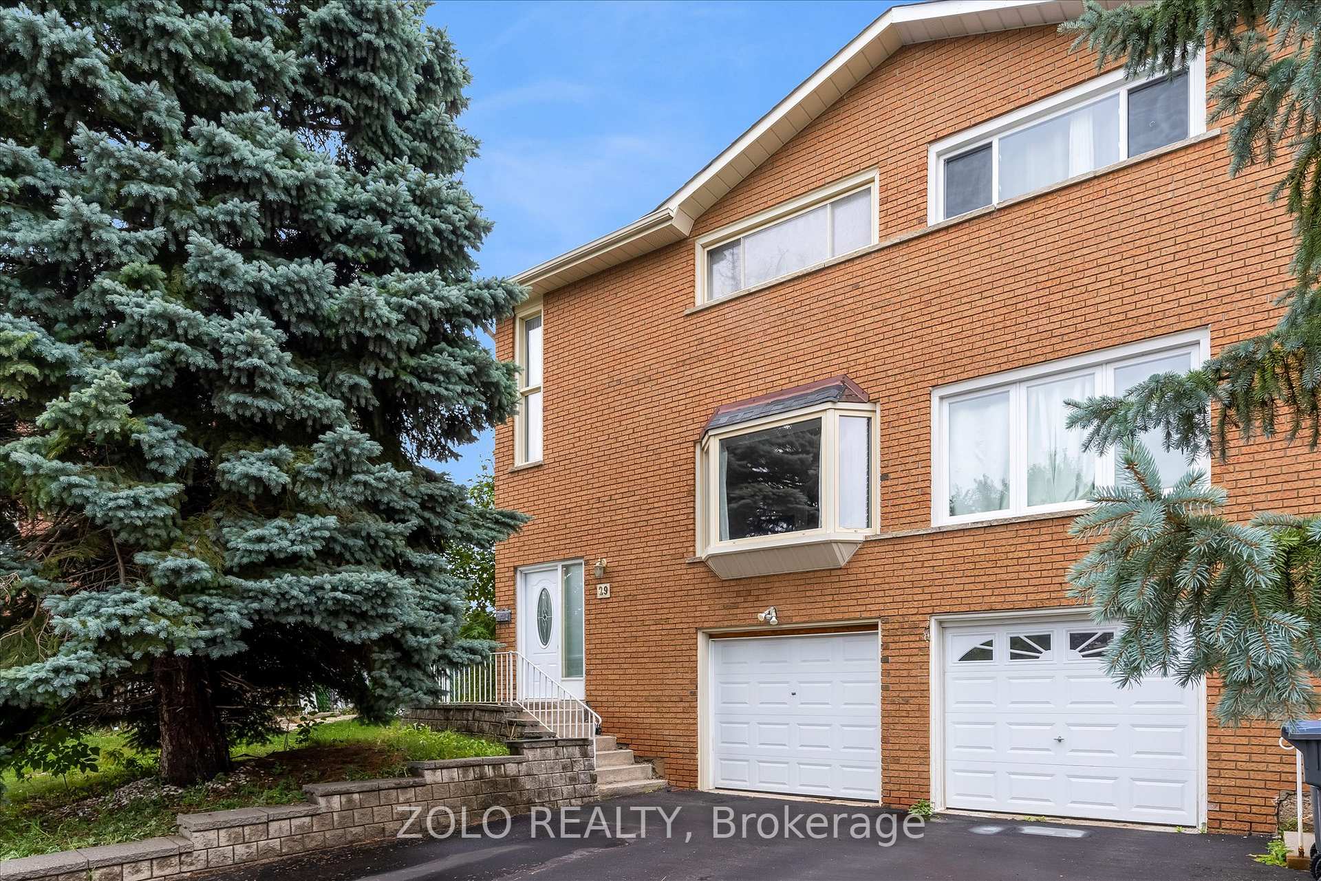 Photo 2 of 29 Newlyn Crescent, Brampton, Brampton North — HOMEH