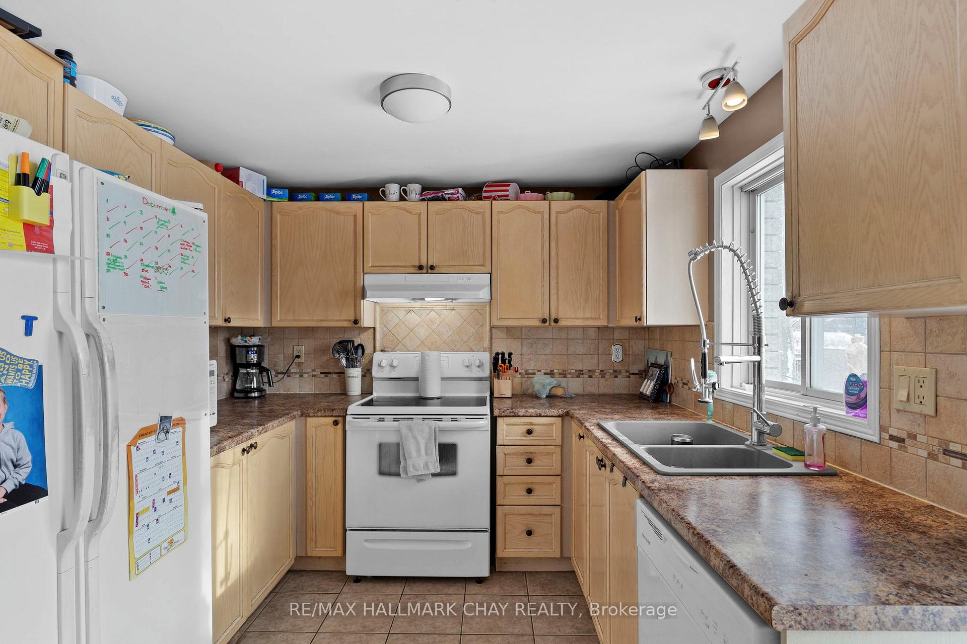 Photo 3 of 548 Leacock Drive, Barrie, Northwest — HOMEH