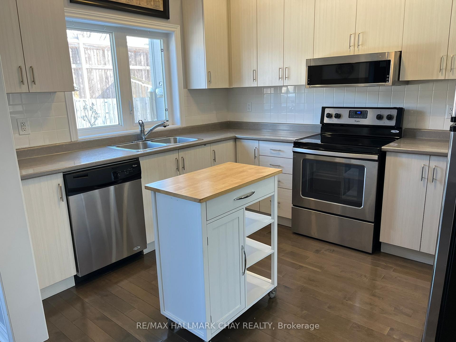 Photo 3 of 64 Pearcey Crescent, Barrie, Bayfield — HOMEH