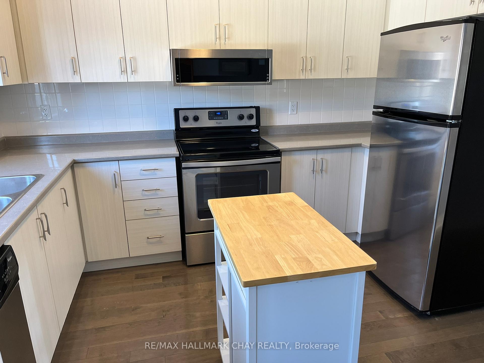 Photo 4 of 64 Pearcey Crescent, Barrie, Bayfield — HOMEH