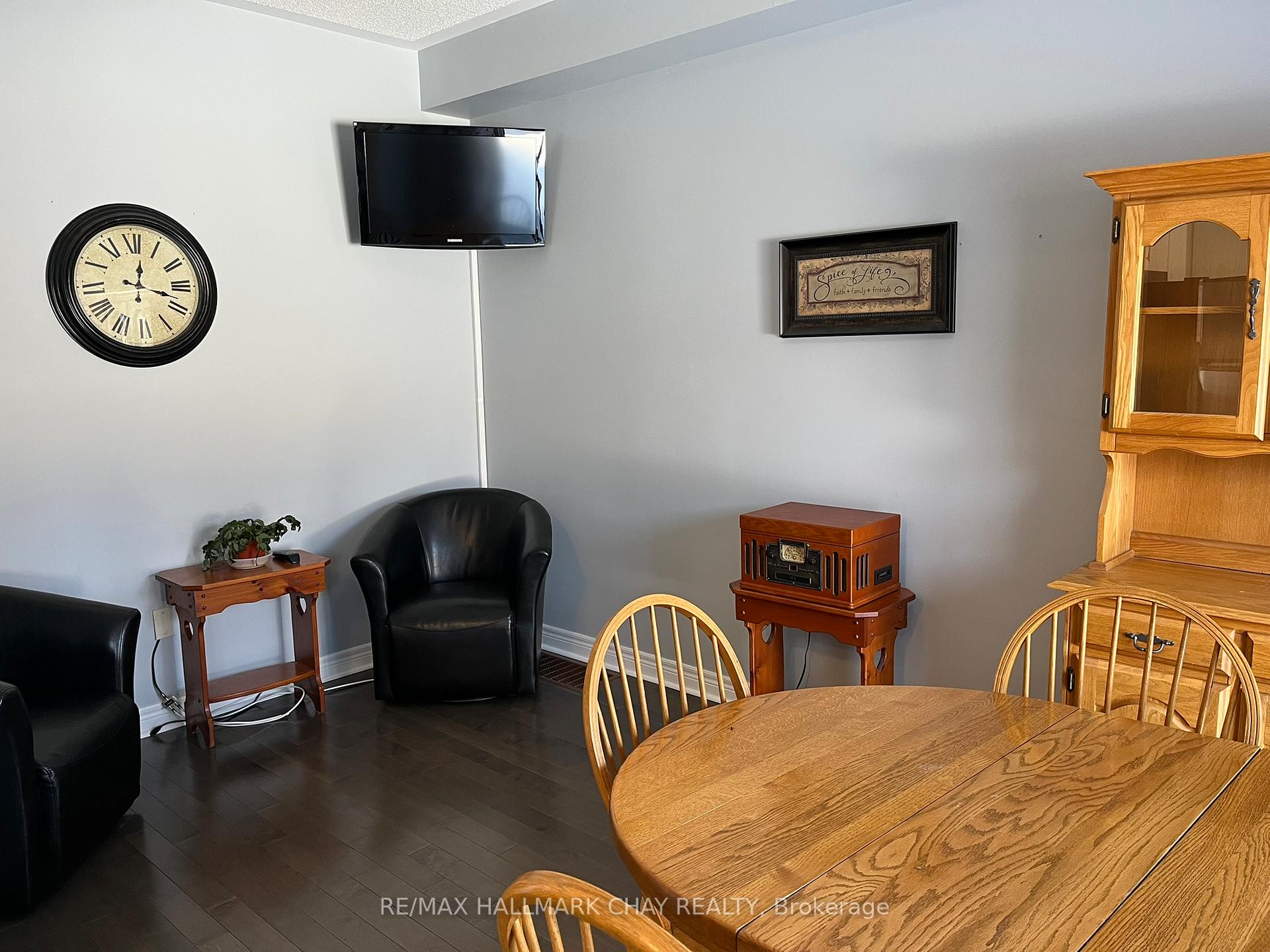 Photo 5 of 64 Pearcey Crescent, Barrie, Bayfield — HOMEH
