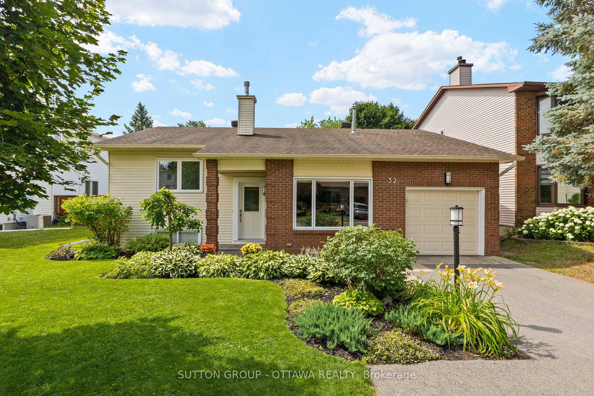 Photo 1 of 32 Flint Court, Ottawa, Barrhaven - Pheasant Run — HOMEH