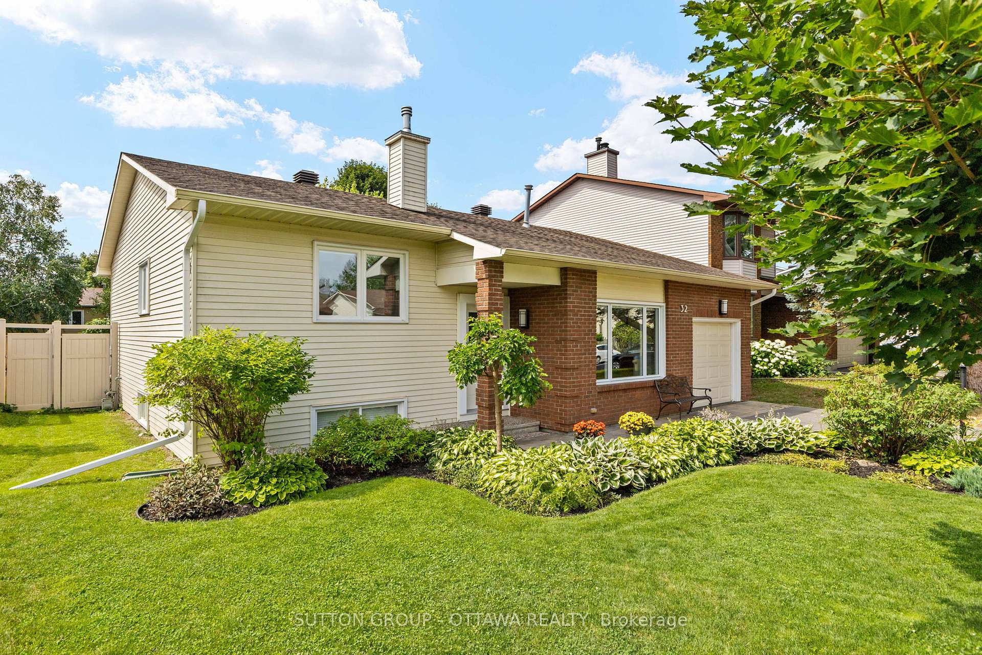 Photo 3 of 32 Flint Court, Ottawa, Barrhaven - Pheasant Run — HOMEH