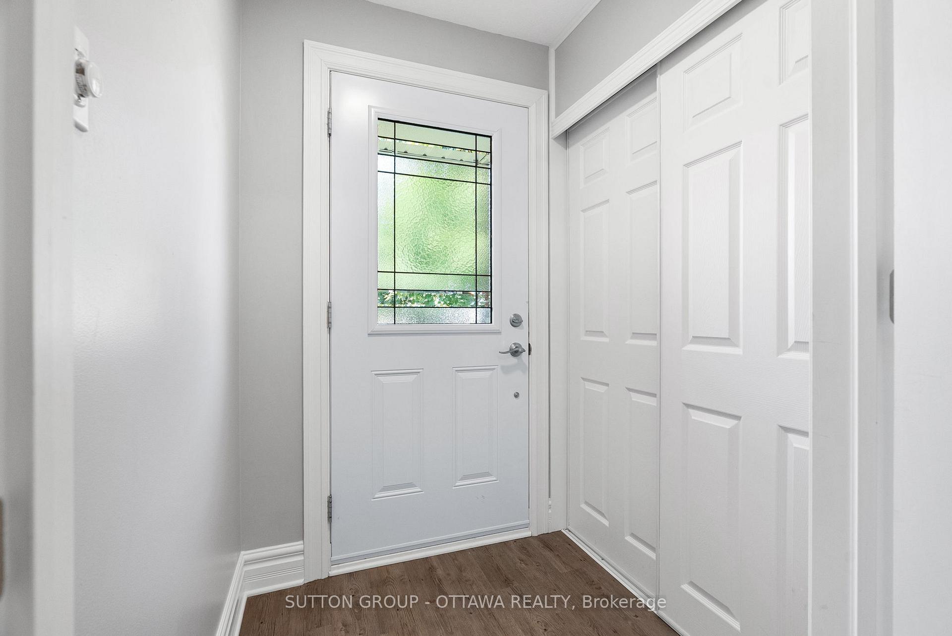 Photo 2 of 32 Flint Court, Ottawa, Barrhaven - Pheasant Run — HOMEH