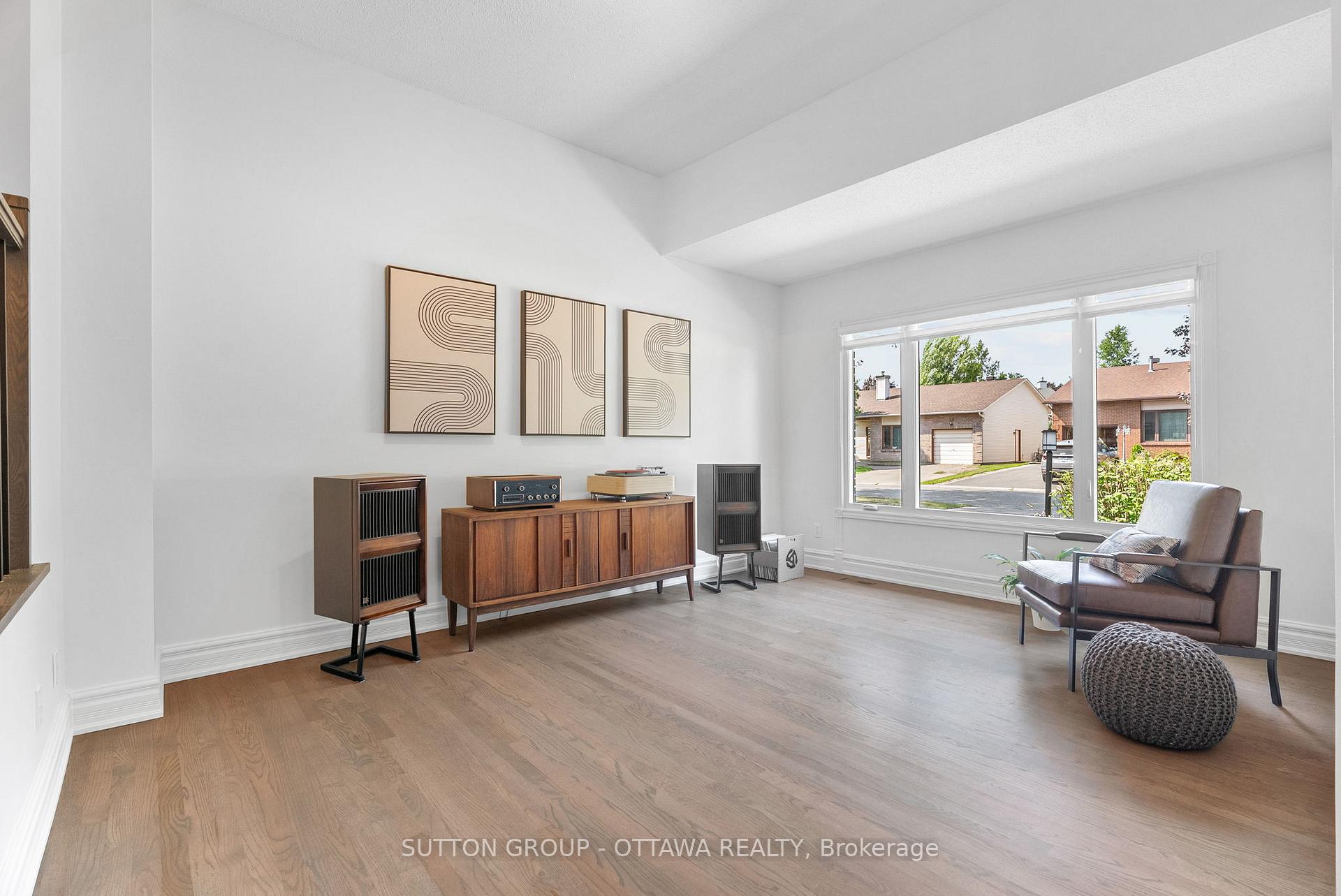 Photo 5 of 32 Flint Court, Ottawa, Barrhaven - Pheasant Run — HOMEH