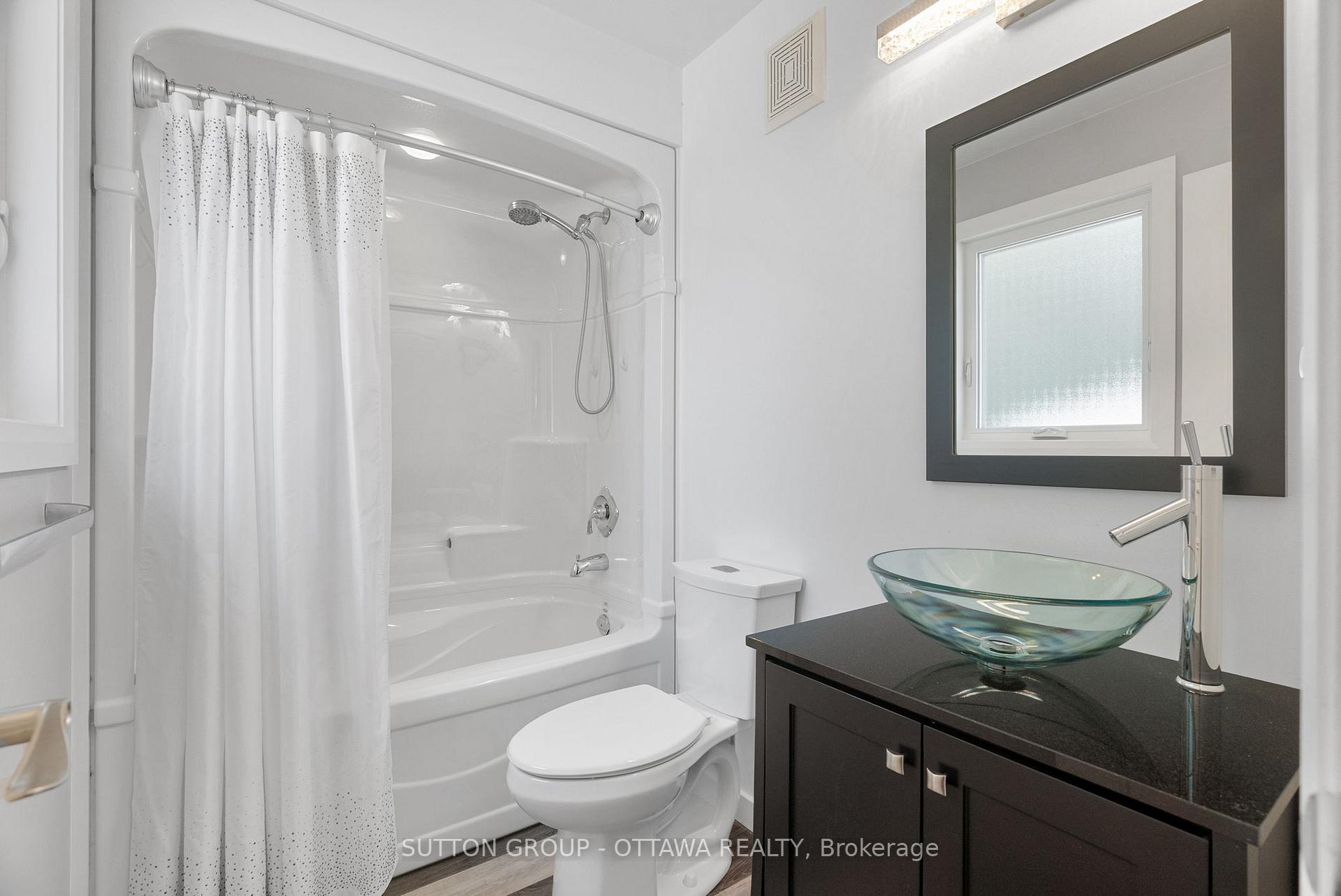 Photo 8 of 32 Flint Court, Ottawa, Barrhaven - Pheasant Run — HOMEH