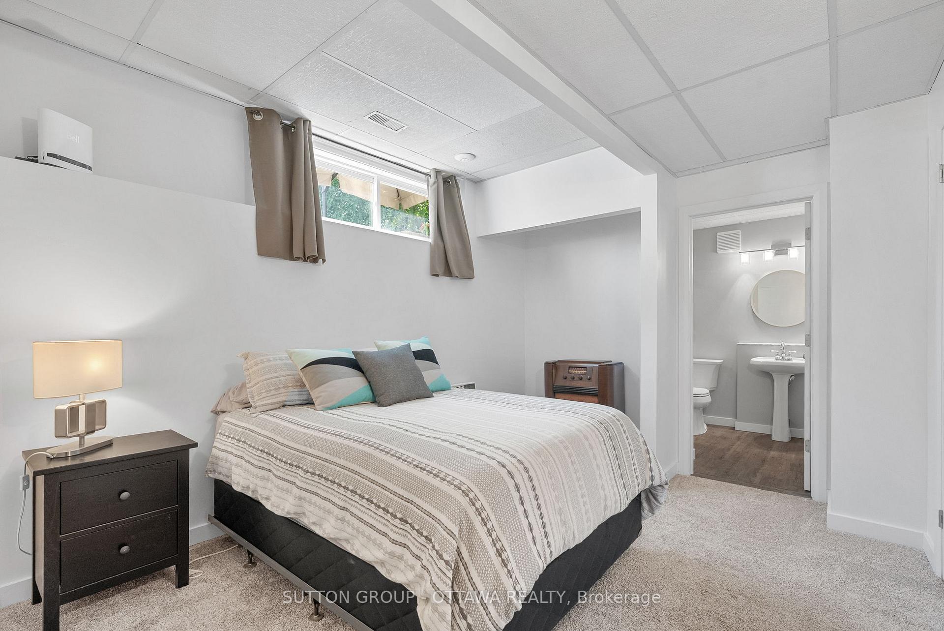 Photo 22 of 32 Flint Court, Ottawa, Barrhaven - Pheasant Run — HOMEH