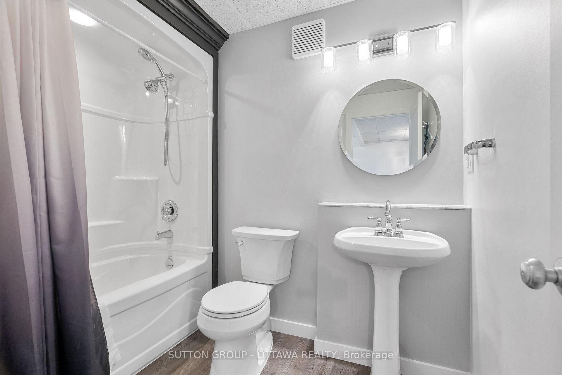 Photo 21 of 32 Flint Court, Ottawa, Barrhaven - Pheasant Run — HOMEH