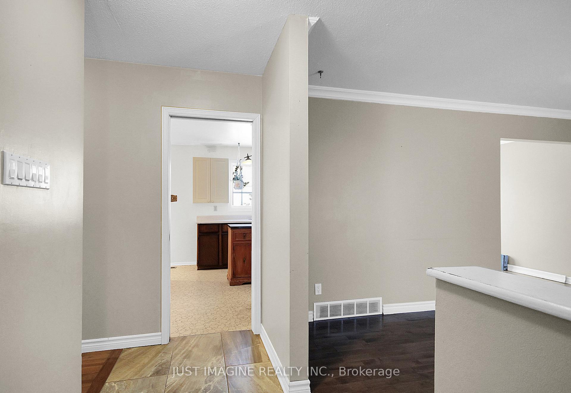 Photo 4 of 18 Tripp Crescent, Ottawa, Barrhaven - Pheasant Run — HOMEH