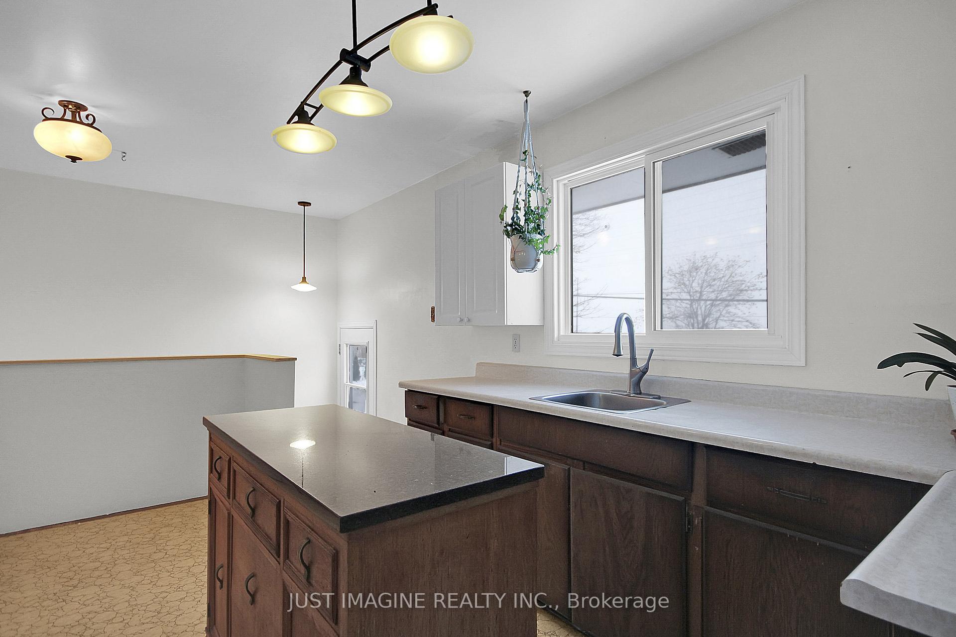 Photo 12 of 18 Tripp Crescent, Ottawa, Barrhaven - Pheasant Run — HOMEH