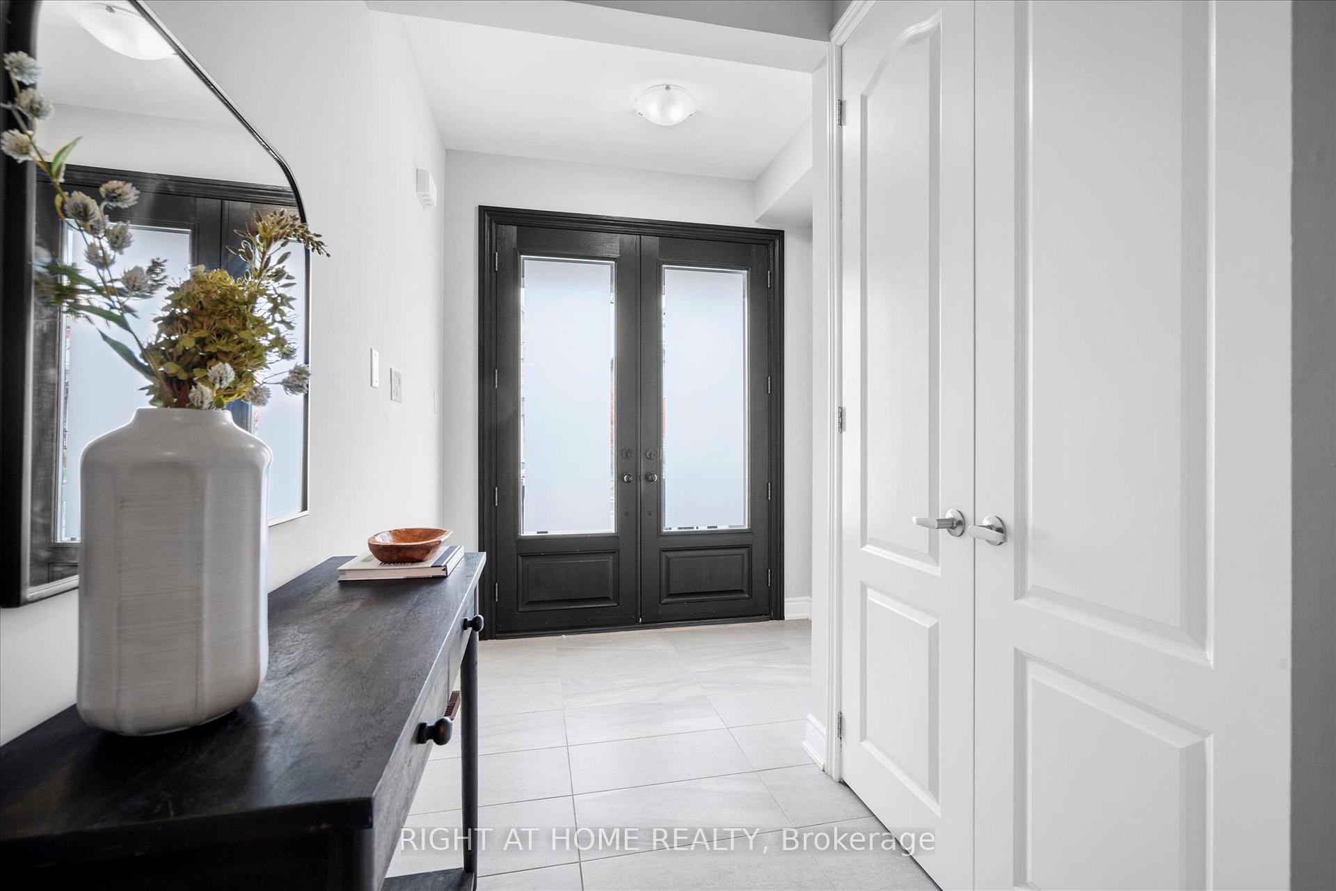 Photo 4 of 250 Cranbrook Crescent, Vaughan, Kleinburg — HOMEH