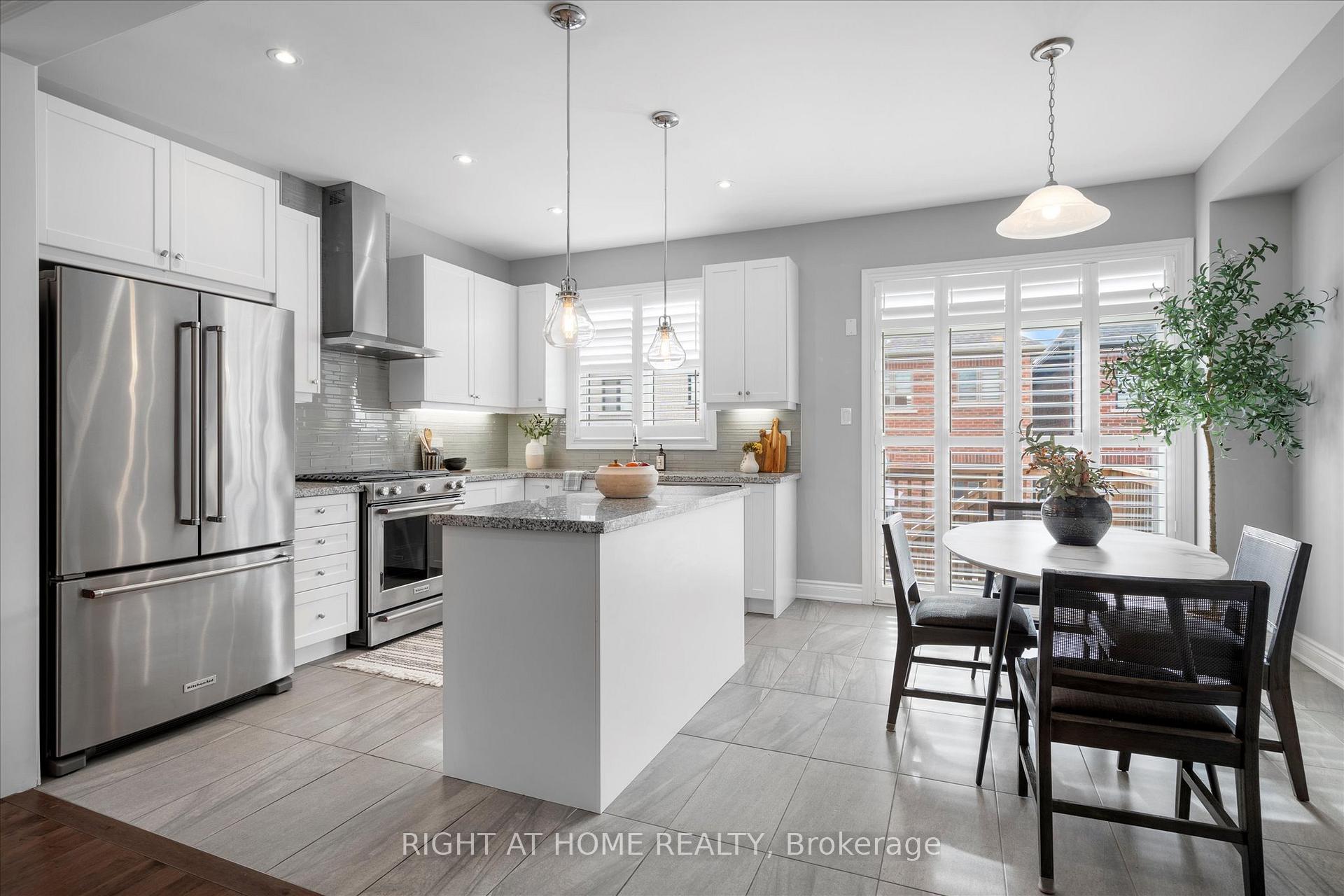 Photo 10 of 250 Cranbrook Crescent, Vaughan, Kleinburg — HOMEH