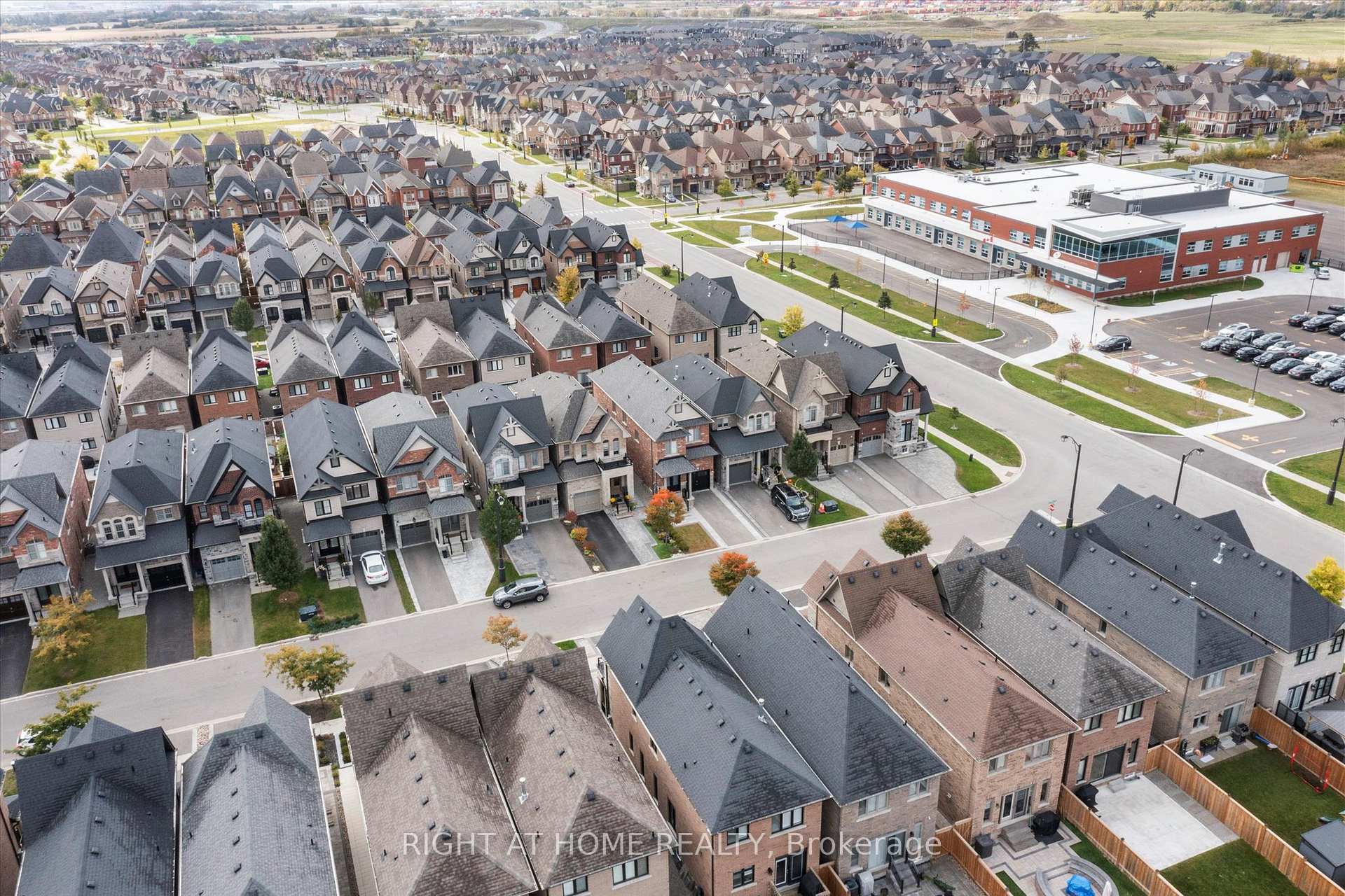 Photo 30 of 250 Cranbrook Crescent, Vaughan, Kleinburg — HOMEH