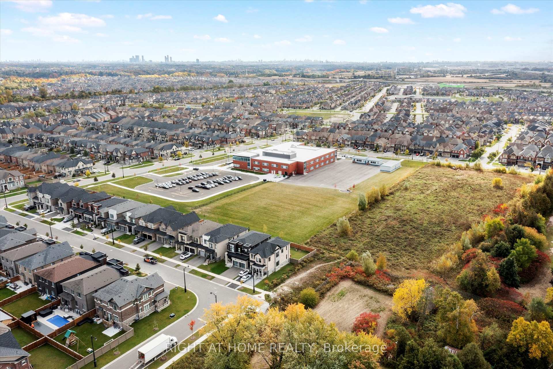 Photo 32 of 250 Cranbrook Crescent, Vaughan, Kleinburg — HOMEH