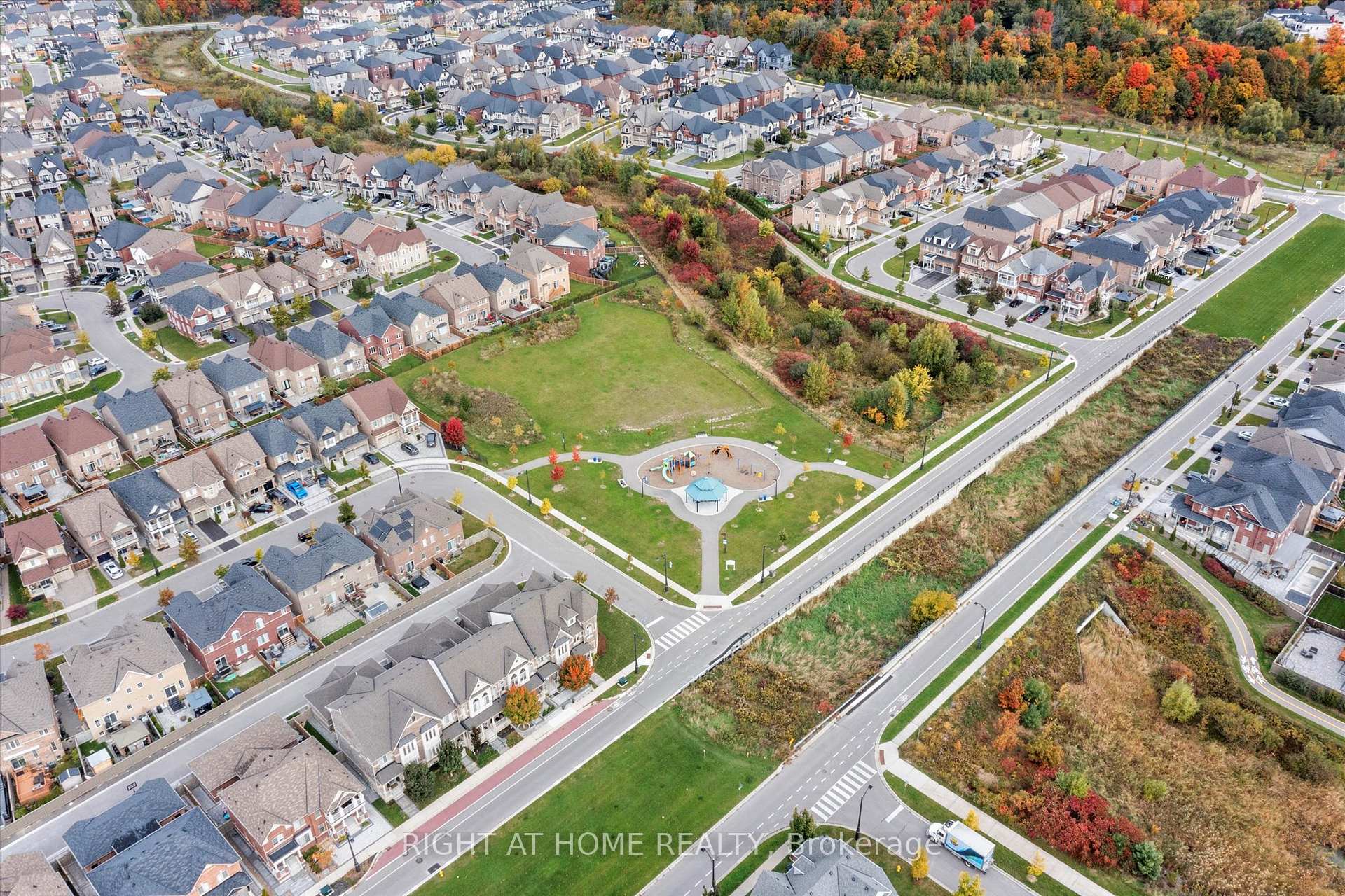 Photo 35 of 250 Cranbrook Crescent, Vaughan, Kleinburg — HOMEH