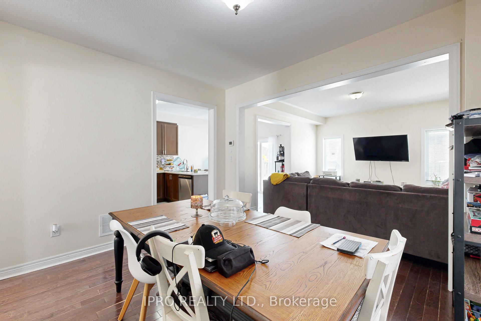 Photo 8 of 11 Pearcey Crescent, Barrie, West Bayfield — HOMEH