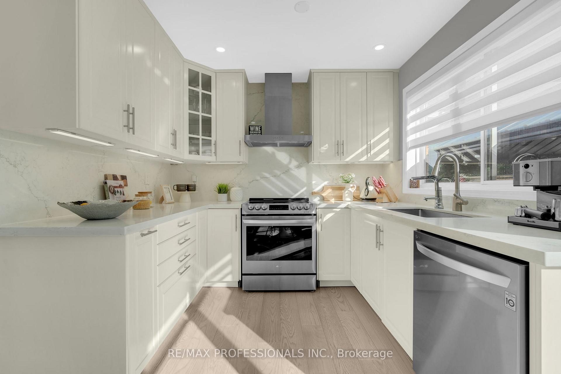 Photo 16 of 2208 Kenneth Crescent, Burlington, Orchard — HOMEH