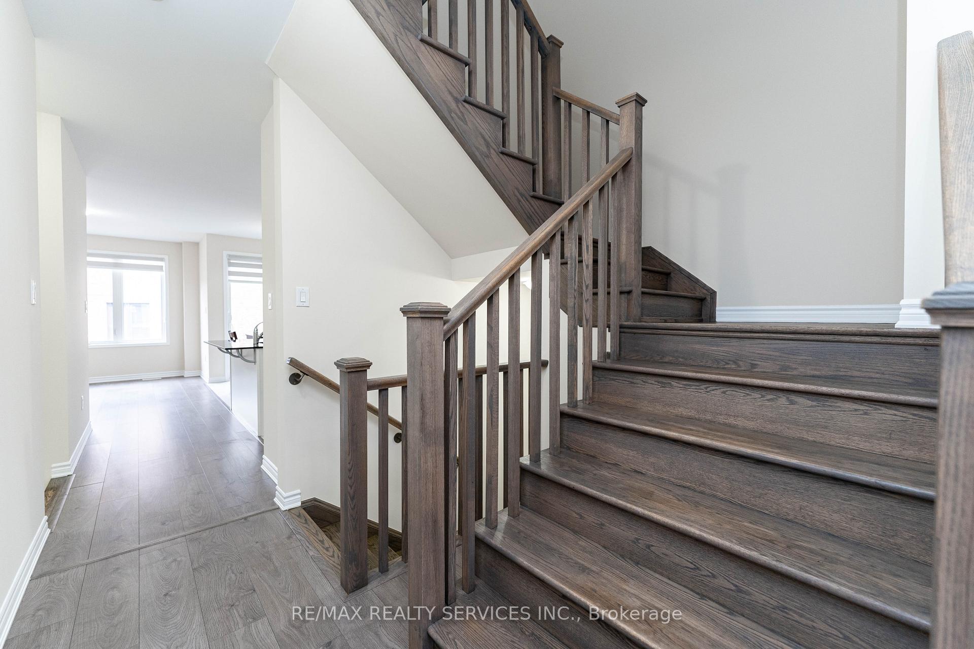 Photo 7 of 29 Circus Crescent N, Brampton, Northwest Brampton — HOMEH