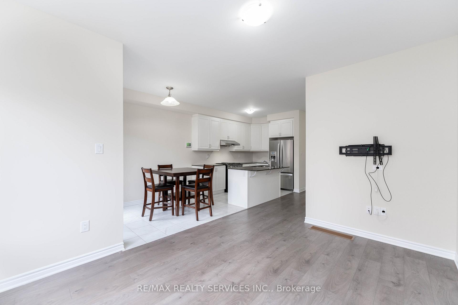 Photo 16 of 29 Circus Crescent N, Brampton, Northwest Brampton — HOMEH