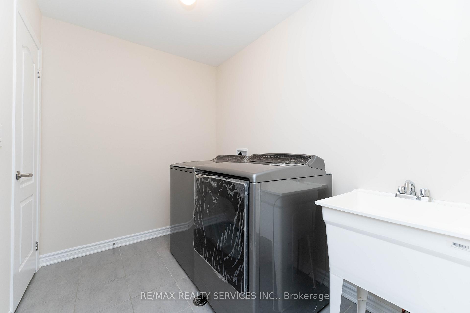 Photo 28 of 29 Circus Crescent N, Brampton, Northwest Brampton — HOMEH