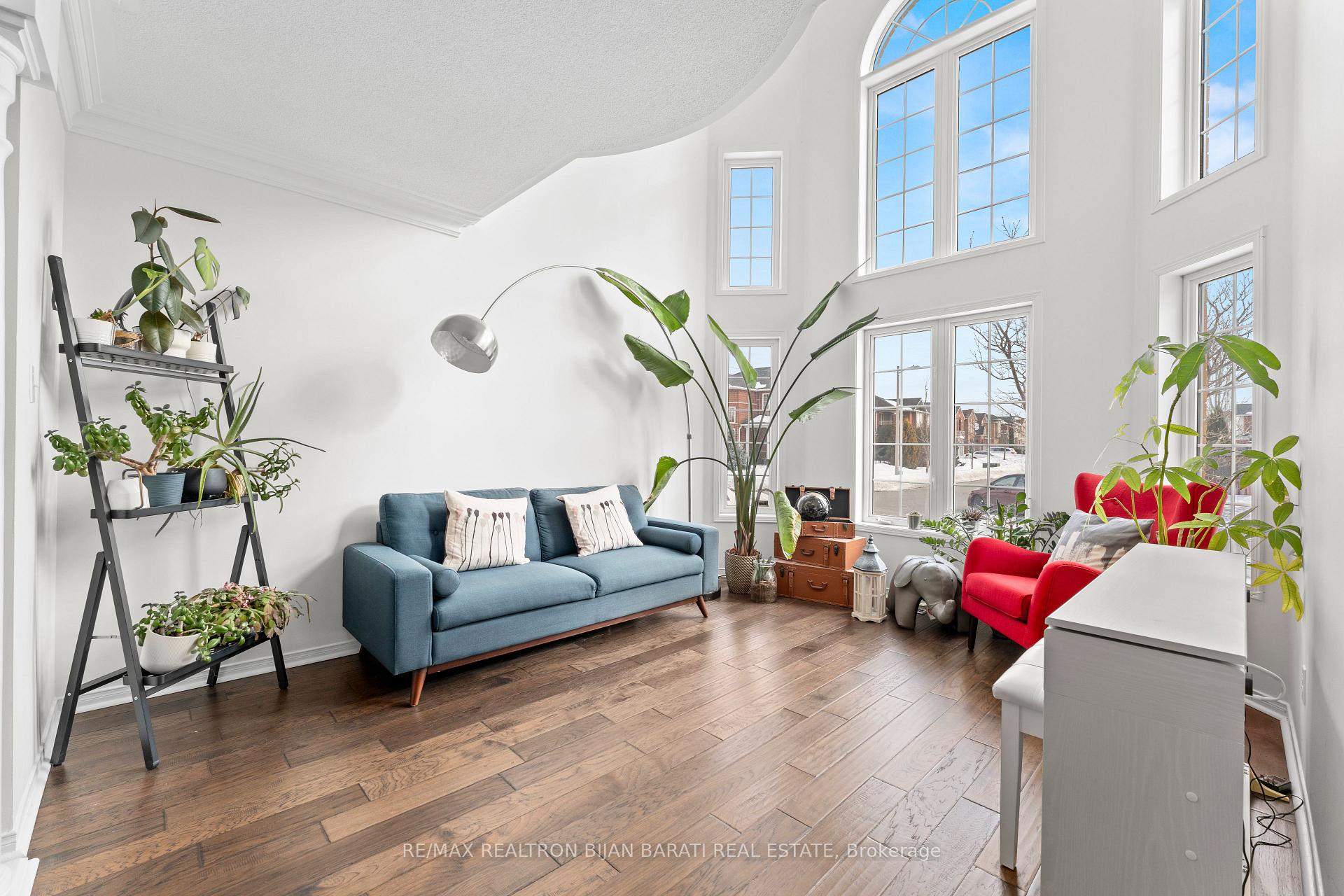 Photo 2 of 18 Monteith Crescent, Vaughan, Maple — HOMEH