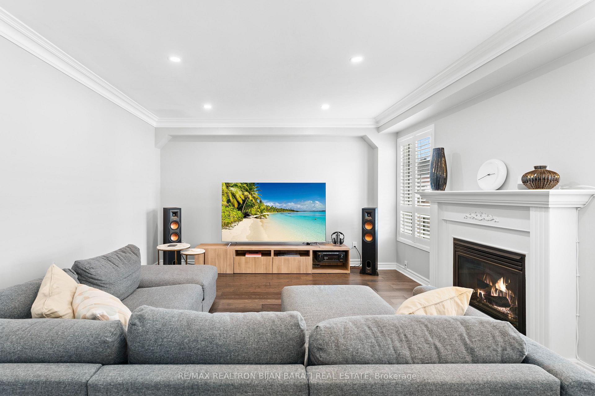 Photo 3 of 18 Monteith Crescent, Vaughan, Maple — HOMEH