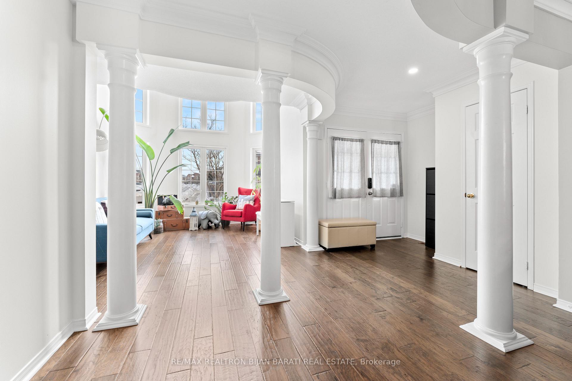 Photo 4 of 18 Monteith Crescent, Vaughan, Maple — HOMEH