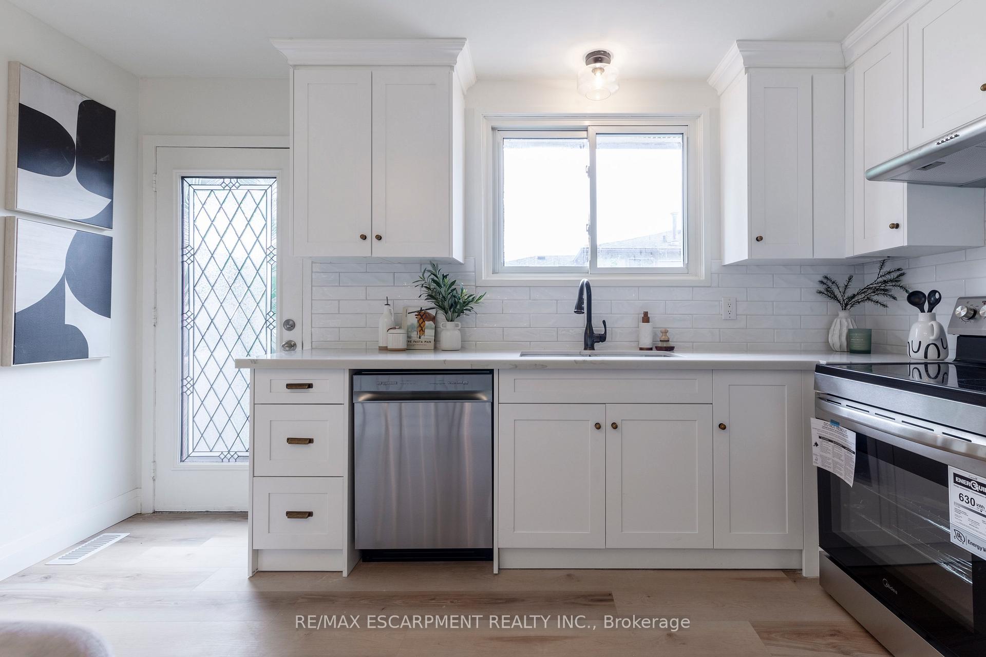 Photo 4 of 20 Laird Drive, Hamilton, Lisgar — HOMEH