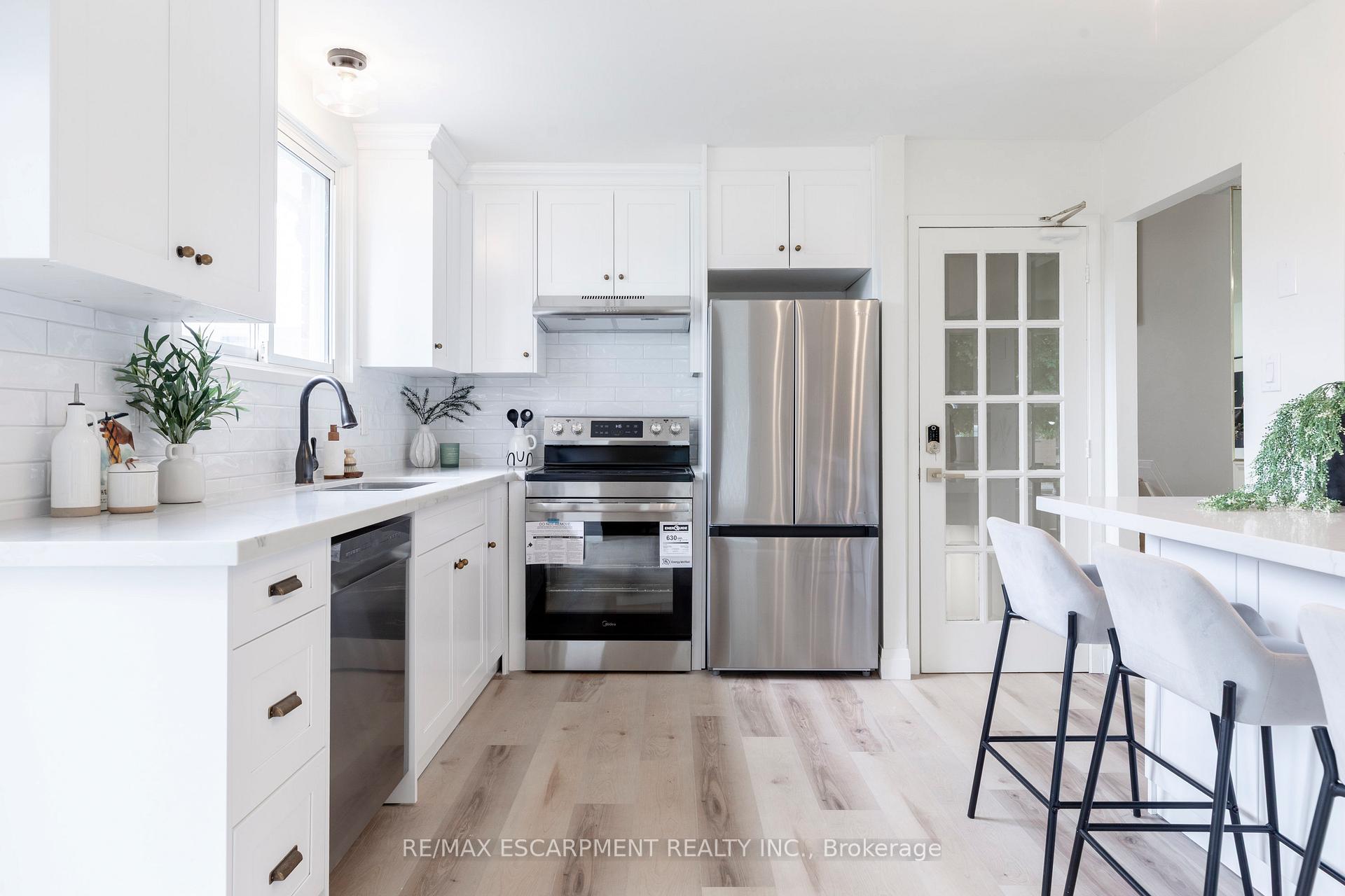 Photo 5 of 20 Laird Drive, Hamilton, Lisgar — HOMEH